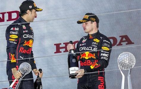 Checo Pérez enfrenta una temporada difícil con cinco retiradas y problemas mecánicos, pero Red Bull Racing sigue confiando en su talento y trabajando para mejorar su monoplaza.