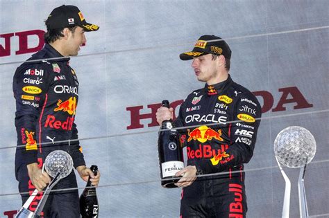 Checo Pérez enfrenta una temporada difícil con cinco retiradas y problemas mecánicos, pero Red Bull Racing sigue confiando en su talento y trabajando para mejorar su monoplaza.