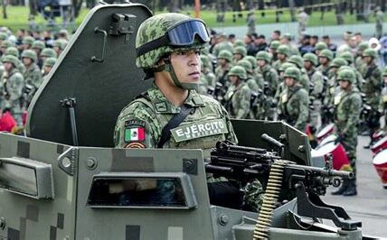 El desfile del 16 de septiembre en el Zócalo unió a miles con despliegue militar, aeronaves, vehículos y un emotivo sobrevuelo de la bandera mexicana en el cielo.