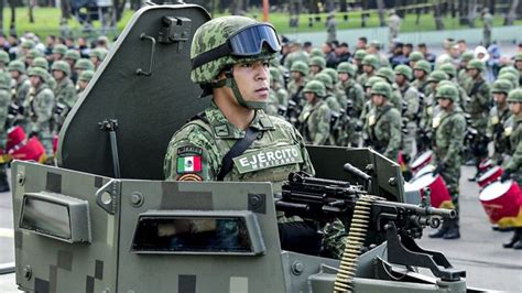 El desfile del 16 de septiembre en el Zócalo unió a miles con despliegue militar, aeronaves, vehículos y un emotivo sobrevuelo de la bandera mexicana en el cielo.