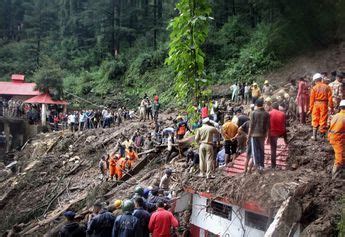 Lluvias torrenciales y deslaves en la Ciudad de México dejan seis muertos y cientos de viviendas afectadas. Autoridades trabajan en rescate y apoyo a damnificados.