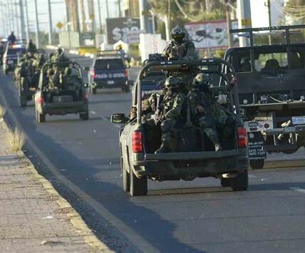 600 militares refuerzan seguridad en Sinaloa, enfocándose en Culiacán, Mazatlán y Los Mochis para reducir violencia reciente. Autoridades y ciudadanos esperan estabilidad y paz.