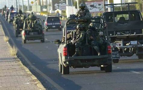 600 militares refuerzan seguridad en Sinaloa, enfocándose en Culiacán, Mazatlán y Los Mochis para reducir violencia reciente. Autoridades y ciudadanos esperan estabilidad y paz.