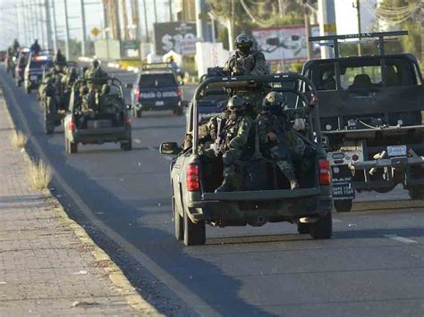 600 militares refuerzan seguridad en Sinaloa, enfocándose en Culiacán, Mazatlán y Los Mochis para reducir violencia reciente. Autoridades y ciudadanos esperan estabilidad y paz.