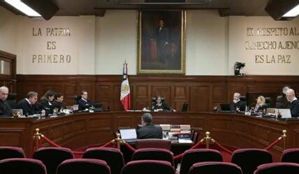 La Suprema Corte ordena suspender la elección de jueces y magistrados debido a la posible inconstitucionalidad en la Ley de Carrera Judicial, protegiendo la independencia judicial.