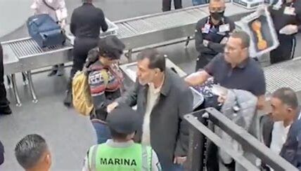 Incidente en el AICM: Diputado Fernández Noroña denuncia agresión verbal por un abogado mientras esperaba su vuelo. Buscará acciones legales.