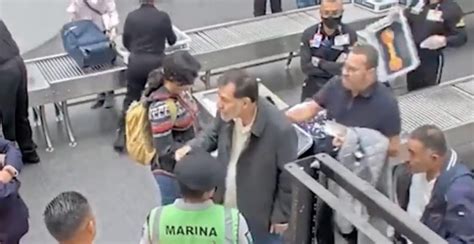 Incidente en el AICM: Diputado Fernández Noroña denuncia agresión verbal por un abogado mientras esperaba su vuelo. Buscará acciones legales.