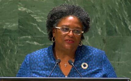 Mia Mottley en la ONU urgió acción global contra el cambio climático y desigualdad económica, destacando la crítica situación de las pequeñas islas del Caribe.