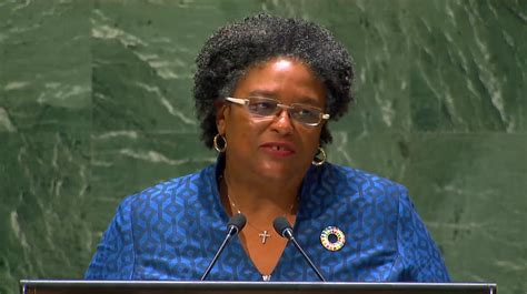 Mia Mottley en la ONU urgió acción global contra el cambio climático y desigualdad económica, destacando la crítica situación de las pequeñas islas del Caribe.