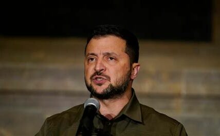 La visita de Zelenskyy a EE.UU. levanta controversia; republicanos exigen claridad sobre el uso de fondos y su impacto en las relaciones bilaterales.