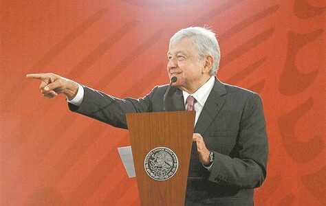 AMLO celebra la Independencia dedicando vivas a la Cuarta Transformación ante miles en el Zócalo, recordando la historia y comprometiéndose con el futuro de México.