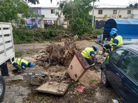 Las tormentas tropicales en Quintana Roo y Oaxaca han causado evacuaciones, daños en viviendas y cortes de energía. Las autoridades trabajan incansablemente para brindar apoyo a los afectados.