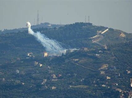 Las tensiones entre Hezbolá e Israel escalan tras explosiones en el sur del Líbano, con acusaciones de espionaje y daños materiales. La situación regional permanece volátil.