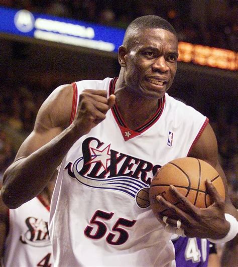 Dikembe Mutombo, leyenda de la NBA, falleció a los 57 años dejando un legado imborrable tanto en el deporte como en su labor humanitaria.