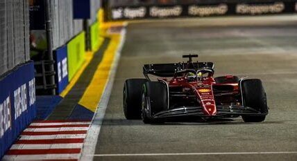 Leclerc asegura la pole en Singapur con una vuelta impresionante, mientras Checo Pérez enfrenta dificultades y partirá desde la posición 14. Carrera prometedora para Ferrari.