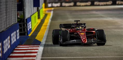 Leclerc asegura la pole en Singapur con una vuelta impresionante, mientras Checo Pérez enfrenta dificultades y partirá desde la posición 14. Carrera prometedora para Ferrari.