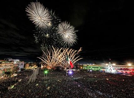 Andrés Manuel López Obrador lideró el Grito de Independencia desde el Palacio Nacional ante una multitud de más de 130,000 personas en el Zócalo de la Ciudad de México.