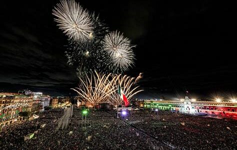 Andrés Manuel López Obrador lideró el Grito de Independencia desde el Palacio Nacional ante una multitud de más de 130,000 personas en el Zócalo de la Ciudad de México.