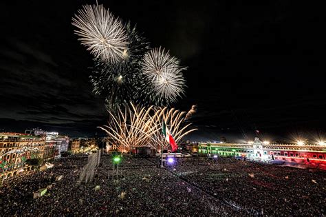 Andrés Manuel López Obrador lideró el Grito de Independencia desde el Palacio Nacional ante una multitud de más de 130,000 personas en el Zócalo de la Ciudad de México.