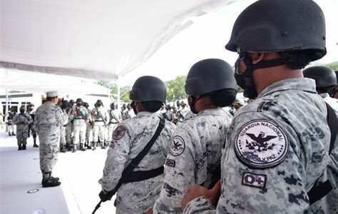 La incorporación de la Guardia Nacional a Sedena genera debate, aprobada por 12 Congresos locales. Requiere 17 para promulgarse. Impacto en derechos humanos en discusión.