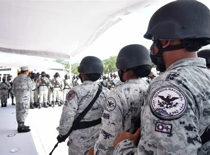 La transferencia de la Guardia Nacional a la Sedena busca mejorar la seguridad, pero ha desatado divisiones sobre el riesgo de militarizar funciones de seguridad pública en México.