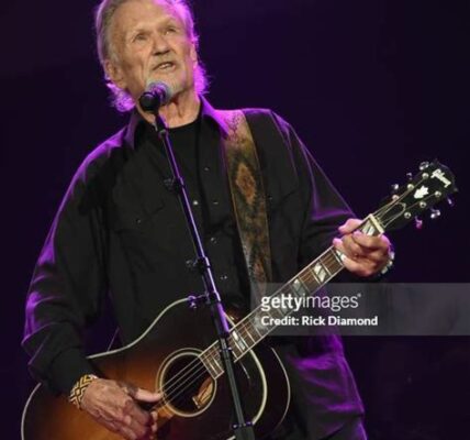 Nashville rinde homenaje a Kris Kristofferson con estrellas y emotivas interpretaciones que resaltan su legado en la música y el cine.