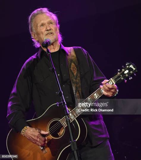 Nashville rinde homenaje a Kris Kristofferson con estrellas y emotivas interpretaciones que resaltan su legado en la música y el cine.