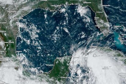 El huracán Helene, categoría 4, amenaza Florida. Sigue instrucciones de evacuación y prepárate: suministros básicos y protección de ventanas son clave. Alerta máxima en las próximas 48 horas.