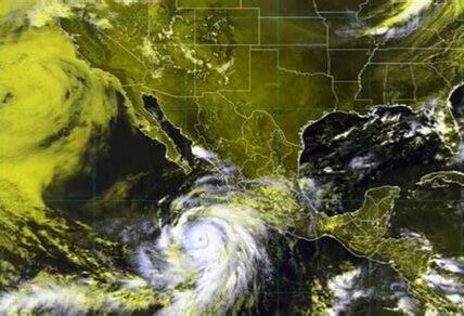 El huracán Helene se intensifica a categoría 2. Quintana Roo bajo alerta máxima y restricciones en playas y vuelos. Sigue las recomendaciones oficiales para tu seguridad.