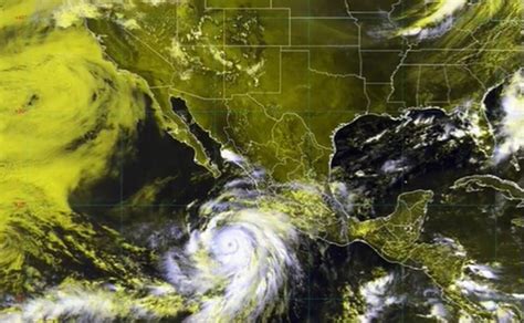 El huracán Helene se intensifica a categoría 2. Quintana Roo bajo alerta máxima y restricciones en playas y vuelos. Sigue las recomendaciones oficiales para tu seguridad.