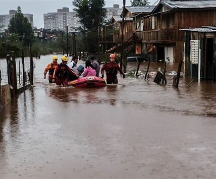 Inundaciones, evacuaciones y daños severos marcan el impacto del huracán John. Equipos de emergencia trabajan para restaurar las zonas afectadas.