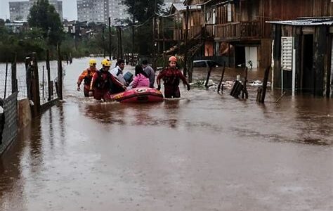 Inundaciones, evacuaciones y daños severos marcan el impacto del huracán John. Equipos de emergencia trabajan para restaurar las zonas afectadas.