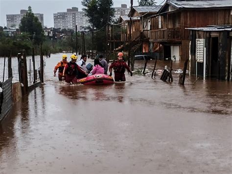 Inundaciones, evacuaciones y daños severos marcan el impacto del huracán John. Equipos de emergencia trabajan para restaurar las zonas afectadas.