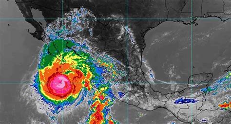 El huracán John, categoría 3, amenaza costas mexicanas. Mantente informado y sigue las recomendaciones de Protección Civil para evitar accidentes y daños.