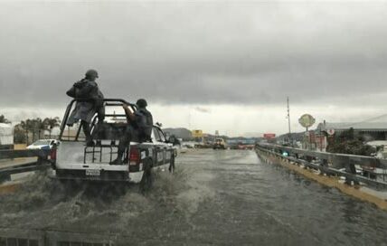 El huracán John ha devastado comunidades en Guerrero, dejando más de 40 municipios en necesidad de ayuda urgente. Se reportan miles de desplazados y graves daños en infraestructura.