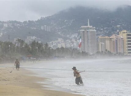 Huracán John impacta Michoacán y se dirige a Manzanillo; fuertes lluvias, vientos y oleaje elevado. Autoridades emiten alertas; prioridad la seguridad de los habitantes.