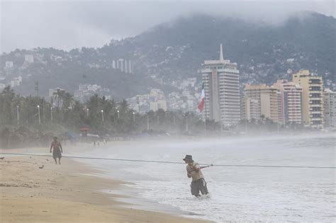 Huracán John impacta Michoacán y se dirige a Manzanillo; fuertes lluvias, vientos y oleaje elevado. Autoridades emiten alertas; prioridad la seguridad de los habitantes.