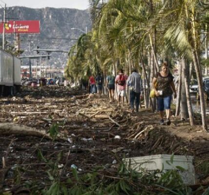 El huracán John causa caos en Guerrero: inundaciones, evacaciones y daños materiales. Autoridades y población trabajan juntos ante esta emergencia.