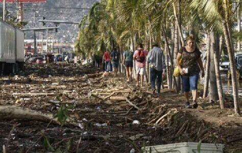 El huracán John causa caos en Guerrero: inundaciones, evacaciones y daños materiales. Autoridades y población trabajan juntos ante esta emergencia.