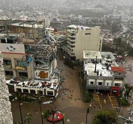 Las lluvias en Acapulco complican la recuperación tras el huracán Otis, con 15 muertos y decenas de desaparecidos. Se intensifican esfuerzos de rescate y ayuda humanitaria.