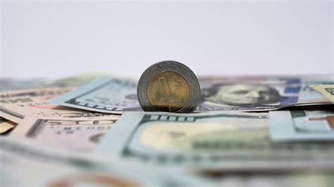 El dólar se fortalece frente al peso mexicano, situándose en 19.30 pesos por dólar tras el recorte de tasas de interés por parte de la Fed.