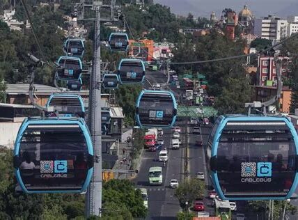 La Línea 3 del Cablebús en CDMX reduce tiempos de traslado en 40 minutos y disminuye emisiones contaminantes, mejorando así la movilidad y calidad de vida.