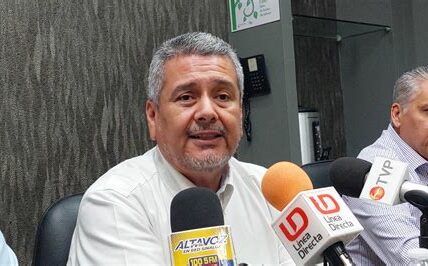 AMLO ileso tras ataque con botella en Huayacocotla; agresor detenido. Continuarán investigaciones sin denuncia presidencial. Reacciones diversas en redes sociales y ámbito político.