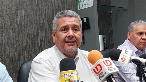 AMLO ileso tras ataque con botella en Huayacocotla; agresor detenido. Continuarán investigaciones sin denuncia presidencial. Reacciones diversas en redes sociales y ámbito político.