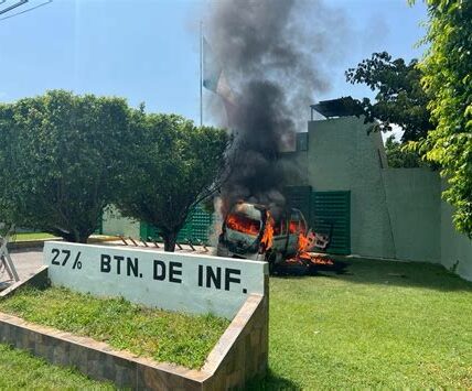 Normalistas de Ayotzinapa irrumpen en cuartel militar en Iguala, exigiendo justicia por la desaparición de 43 estudiantes en 2014. Se registran daños materiales, pero no heridos graves.