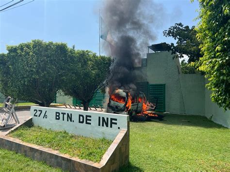 Normalistas de Ayotzinapa irrumpen en cuartel militar en Iguala, exigiendo justicia por la desaparición de 43 estudiantes en 2014. Se registran daños materiales, pero no heridos graves.