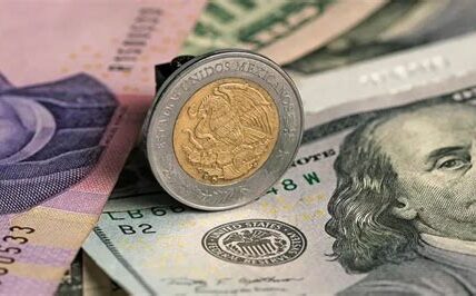 El dólar sube a 19.28 pesos; la Fed podría ajustar tasas, impactando la economía mexicana. La incertidumbre genera volatilidad; mantener estabilidad económica es crucial.