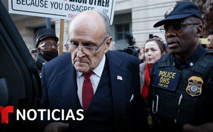 Rudy Giuliani, exabogado de Trump, ha sido inhabilitado para ejercer la abogacía en Washington D.C. debido a su conducta profesional indebida durante los intentos de revertir las elecciones de 2020.