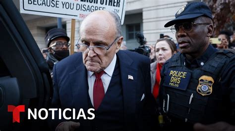 Rudy Giuliani, exabogado de Trump, ha sido inhabilitado para ejercer la abogacía en Washington D.C. debido a su conducta profesional indebida durante los intentos de revertir las elecciones de 2020.