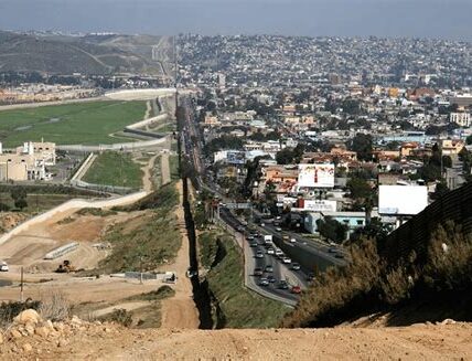 La inseguridad en la frontera norte de México afecta la vida diaria y la economía, con aumentos alarmantes en homicidios y criminalidad.